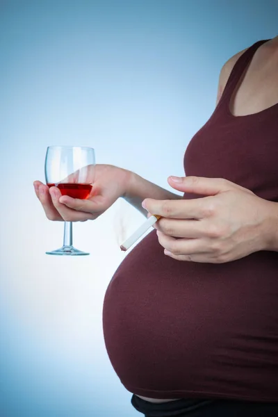 妊娠合并香烟和酒精。怀孕女性不健康 — 图库照片