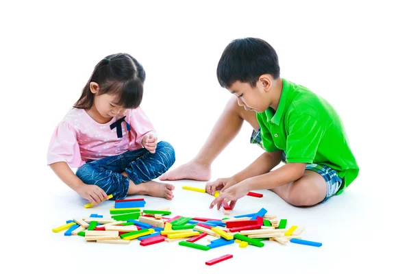 Crianças brincando de blocos de madeira de brinquedo, isolado no fundo branco . — Fotografia de Stock