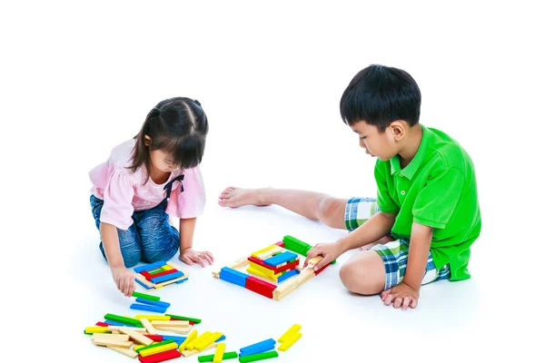 Enfants jouant blocs de bois jouet, isolé sur fond blanc . — Photo