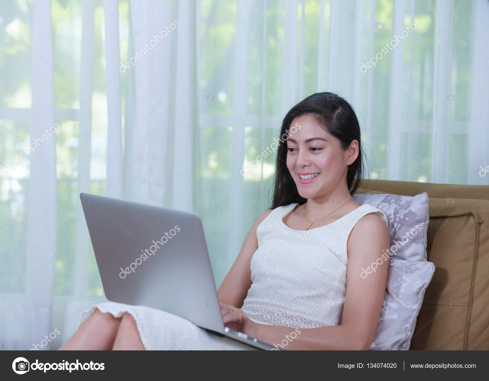 パソコンで自宅で仕事幸せな女 ストック写真 C Kdshutterman パソコンで自宅で仕事幸せな女 ストック写真 C Kdshutterman