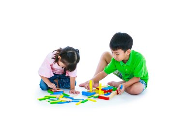 Çocuklar oyuncak ahşap bloklar, beyaz arka plan üzerinde izole oyun. 