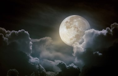 Gece vakti gökyüzünün bulutlu, parlak dolunay