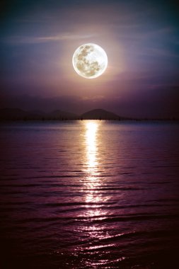 Romantik manzara ile gece denize dolunayda. Ay su yansıması. 