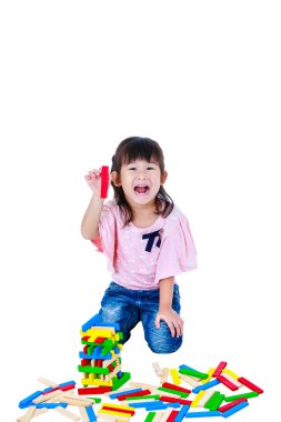 Oyuncak ahşap bloklar, beyaz arka plan üzerinde izole oynayan çocuk. 