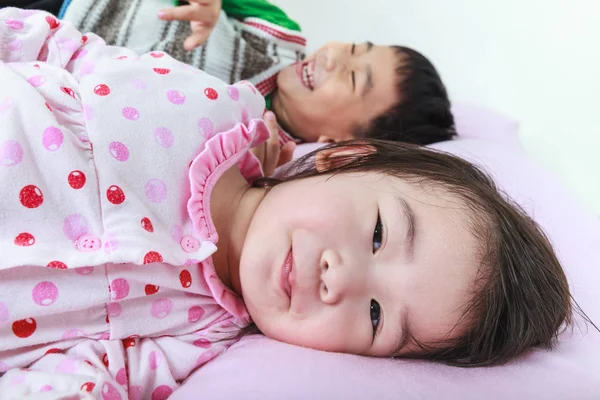 Closeup asiático irmãos ter feliz juntos na cama antes de dormir — Fotografia de Stock