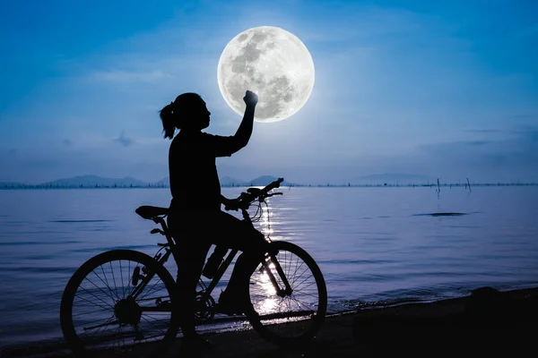 幸せな女性を祝う腕を満月に向かってのシルエット. — ストック写真