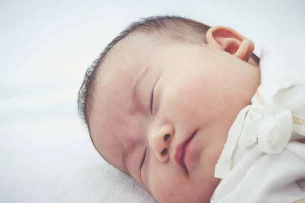 Closeup schattige slapende baby. Schattig babymeisje, op witte achtergrond. — Stockfoto