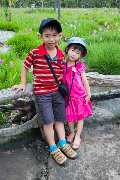 Glückliche asiatische Mädchen lächeln und sich tagsüber im Freien entspannen, Reisen in den Urlaub. — Stockfoto