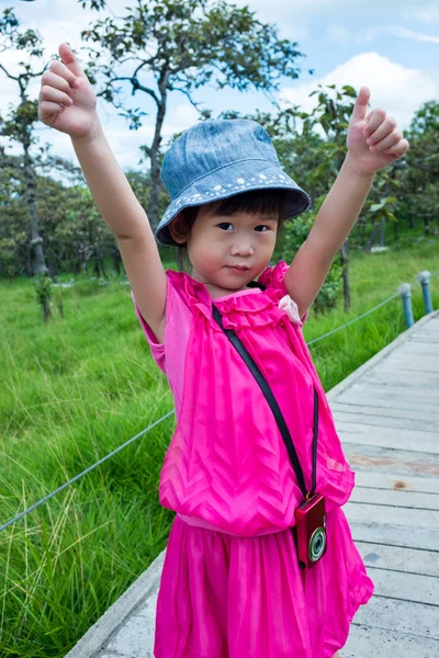 Ευτυχισμένος κορίτσι της Ασίας που χαλαρώνει υπαίθρια στο χρόνο ημέρας, ταξιδεύουν για διακοπές — Φωτογραφία Αρχείου