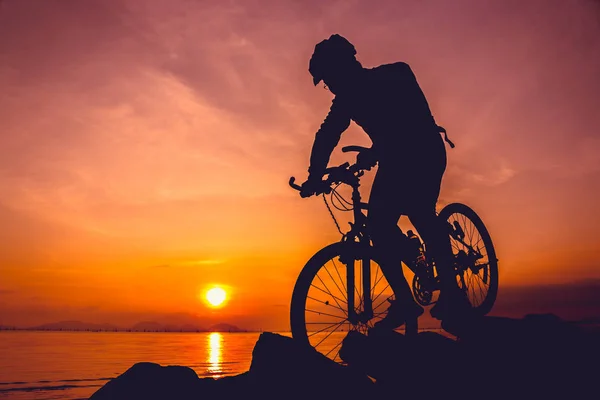 健康的なライフ スタイル。海で自転車に乗って自転車のシルエット — ストック写真