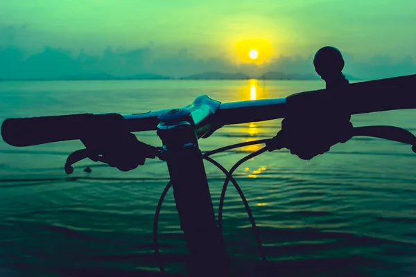 Silhueta de uma bicicleta partes, guidão na praia. Ao ar livre . — Fotografia de Stock