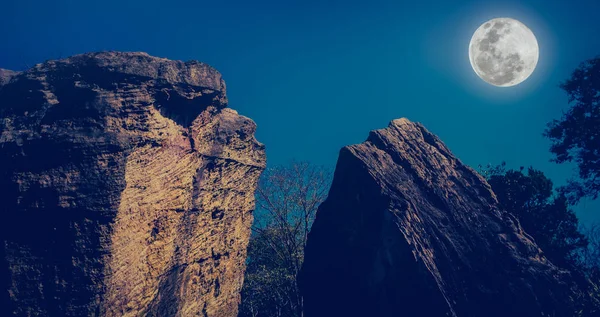 Boulders contra el cielo hermoso y la luna llena sobre natur tranquilo — Foto de Stock