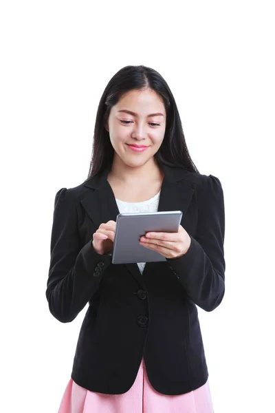 Asiatisk kvinna med tablet PC isolerad på vit bakgrund — Stockfoto