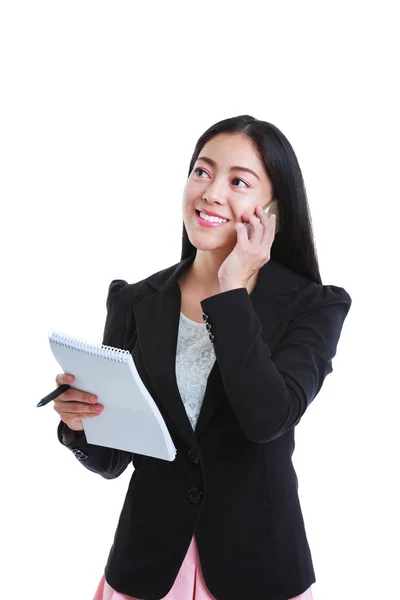 Framgångsrik affärskvinna talar i telefon och hålla papper. — Stockfoto
