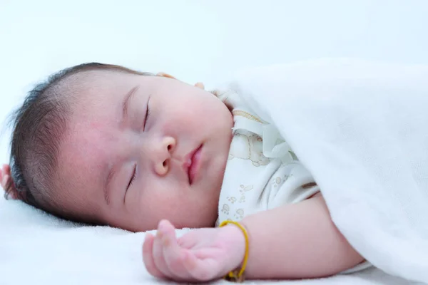 Closeup portret van een mooie slapende baby. — Stockfoto