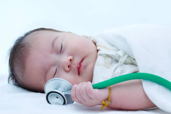 Retrato de close-up de um lindo bebê adormecido com estetoscópio . — Fotografia de Stock
