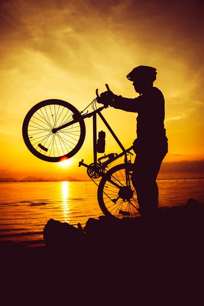 海辺で景色を楽しみながら自転車のシルエット。アウトドア. — ストック写真