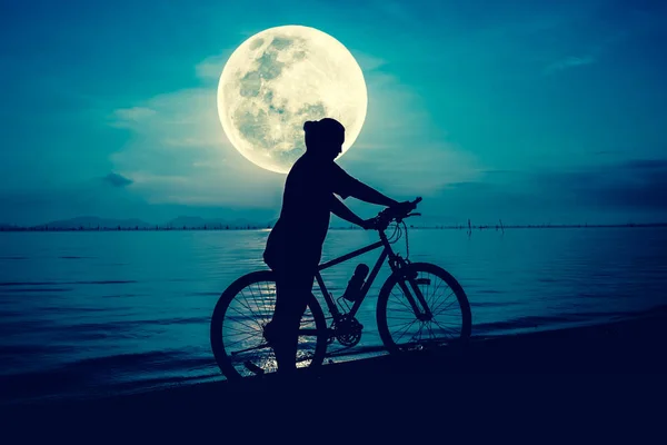 Силует велосипедиста насолоджується видом на узбережжя. На відкритому повітрі . — стокове фото
