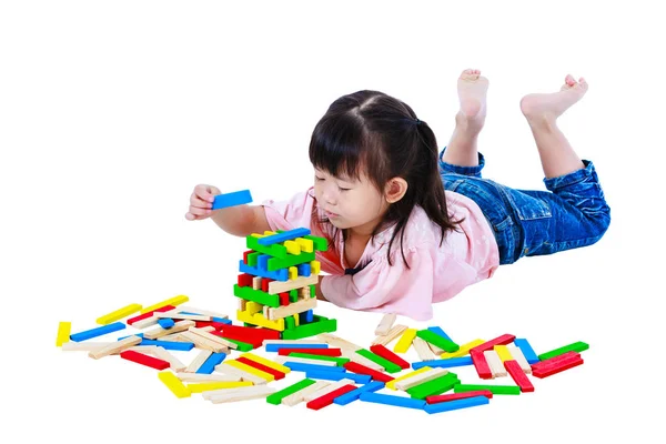 Criança brincando de blocos de madeira de brinquedo, isolado no fundo branco . — Fotografia de Stock