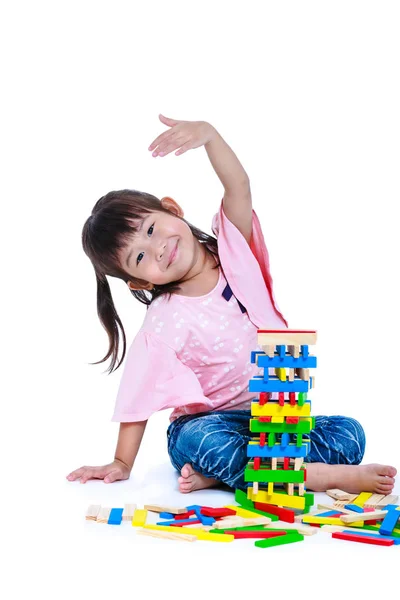 Criança brincando de blocos de madeira de brinquedo, isolado no fundo branco . — Fotografia de Stock