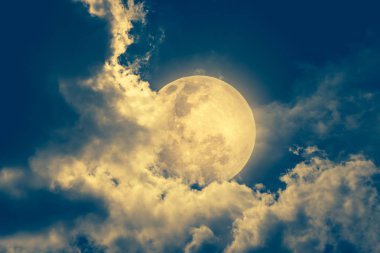 Gece vakti gökyüzünün bulutlu ve parlak moon ile büyük bir arka plan yapmak