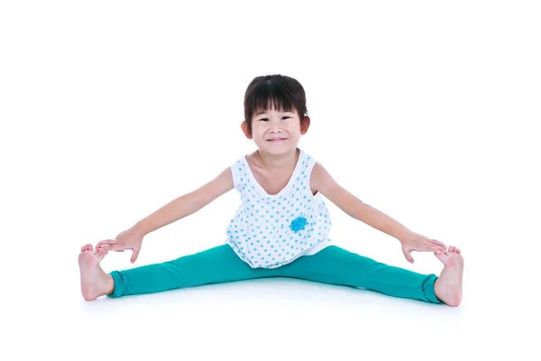 Menina bonita asiática está fazendo exercícios de ioga. Isolado sobre fundo branco . — Fotografia de Stock