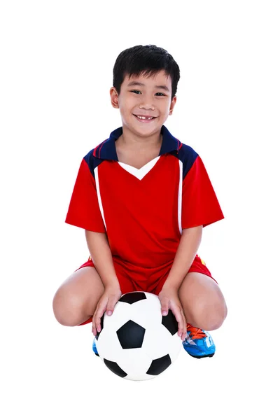 Молодой азиатский футболист с футболом улыбается и держит футбол — стоковое фото