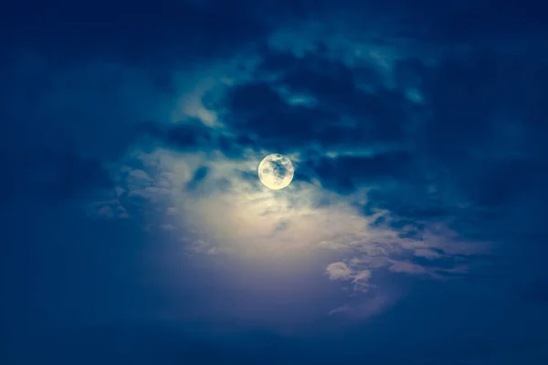 Céu noturno com nuvens e lua cheia brilhante com brilhante . — Fotografia de Stock