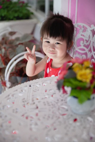 笑みを浮かべて、屋外でリラックスした一日の時間の幸せなアジアの女の子, — ストック写真