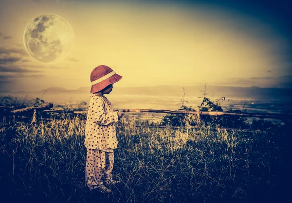 Чарівна дівчина в нічному небі під прекрасним повним місяцем. Вінтажний тон . — стокове фото