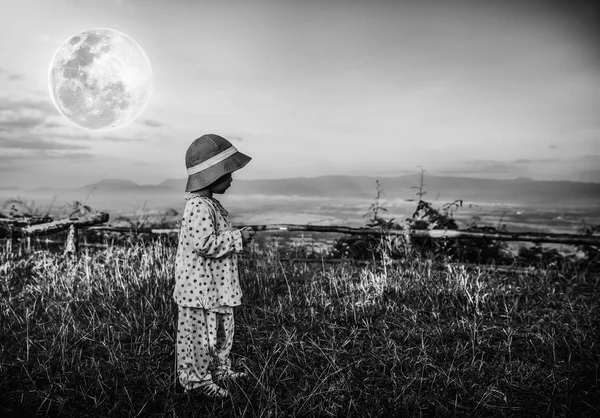 Чарівна дівчина в нічному небі під прекрасним повним місяцем. Чорно-білий фон . — стокове фото