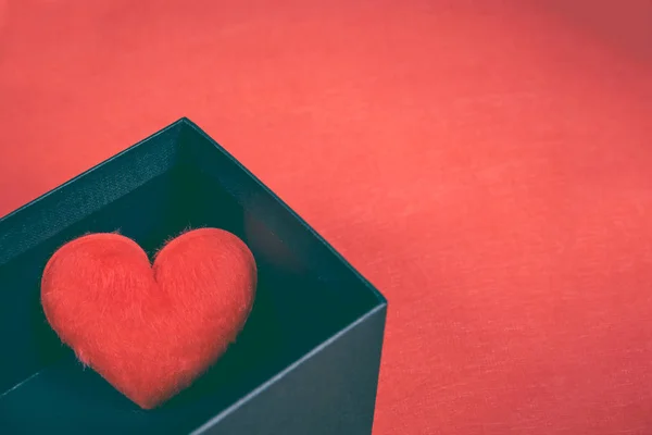 Kırmızı kalp şeklinde-siyah hediye kutusunda bir Sevgililer günü için. — Stok fotoğraf