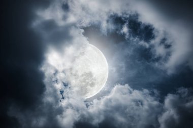 Gece vakti gökyüzünün bulutlu ve parlak moon ile büyük bir arka plan yapmak