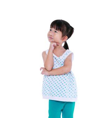 Düşünme ve gülümseyen Asyalı kız. Beyaz arka plan üzerinde izole 