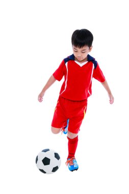 Futbol topu ile genç Asya futbol oyuncusu. Stüdyo vurdu.