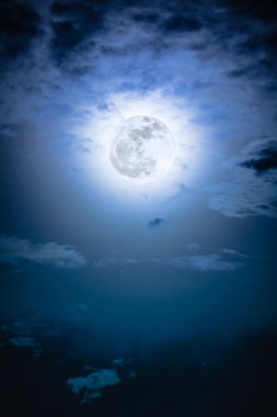 Gece gökyüzü bulutlar ve parlak dolunay ile parlak.  