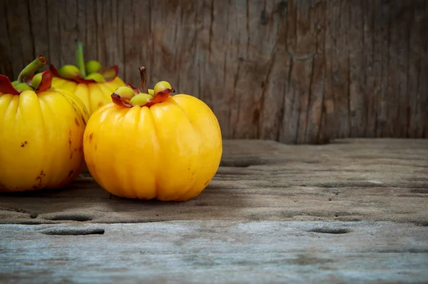 Garcinia cambogia fruit on wood background. — Stock Photo, Image