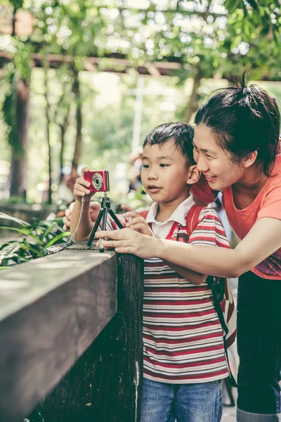 Mutlu bir aile. Açık havada çekim çocuk öğretim kadın. Vintage