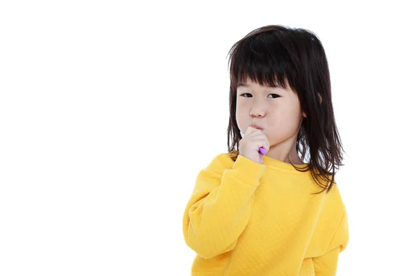 Gros plan mignonne asiatique fille avec une brosse à dents à la main va à brosse — Photo