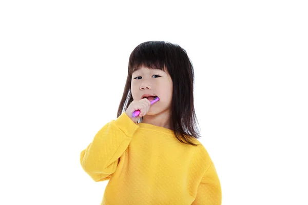 Primer plano lindo asiático chica con un cepillo de dientes en la mano va a cepillarse — Foto de Stock