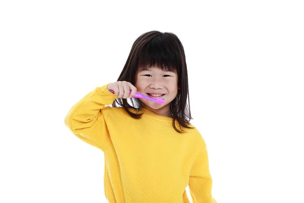 Primo piano carino asiatico ragazza con un spazzolino da denti in mano andando a spazzola — Foto Stock