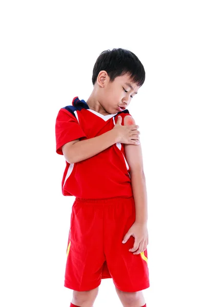 Juvenil asiático fútbol jugador con dolor en hombro . — Foto de Stock