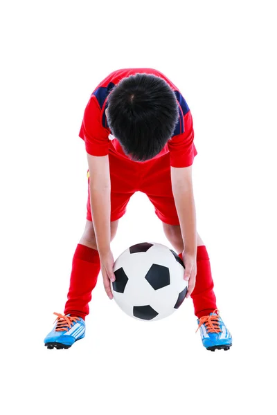 Jogador de futebol asiático segurando sua bola de futebol, tiro estúdio. Isolado — Fotografia de Stock