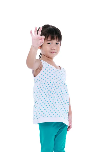 Ok işareti jest gösterilen mutlu Asyalı çocuk. Beyaz izole. — Stok fotoğraf