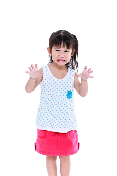 亚洲女孩吓得某人，怒容举起的手和嘴咧嘴笑. — 图库照片