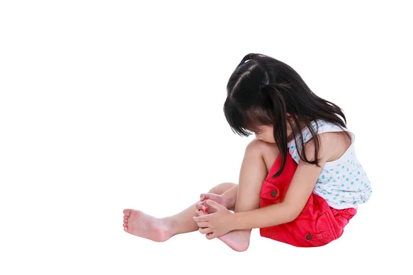 Criança asiática ferida na unha dos pés. Isolado sobre fundo branco . — Fotografia de Stock