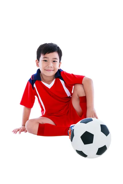 Jovem jogador de futebol asiático com o futebol sorrindo. Isolado sobre fundo branco . — Fotografia de Stock