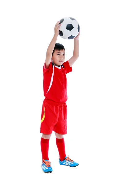 Cuerpo completo de jugador de fútbol asiático con el fútbol. Grabado en estudio. Aislado sobre fondo blanco . —  Fotos de Stock