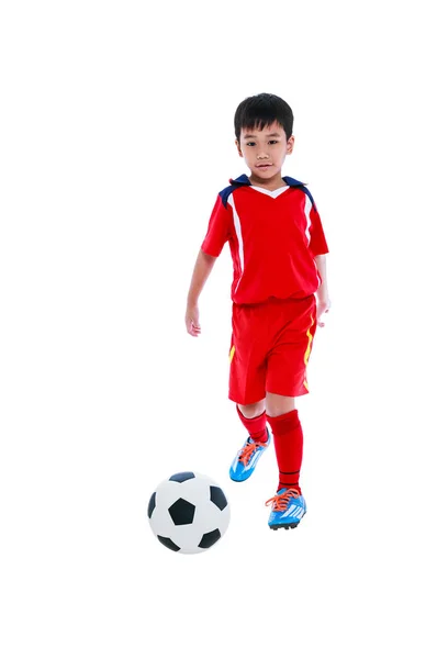 Молодой азиатский футболист с футбольным мячом. Снимок студии . — стоковое фото