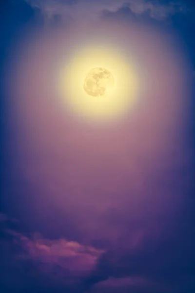 Céu noturno com nuvens e lua cheia brilhante com brilhante . — Fotografia de Stock